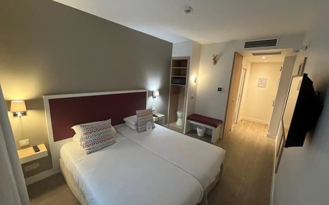 Kyriad Paris 18 - Porte de Clignancourt - Montmartre - photo 2