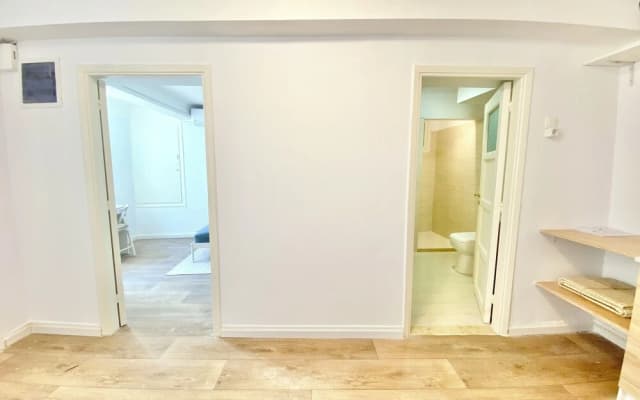 Quiet Flat With Outdoor Space in Central Athens - photo 2