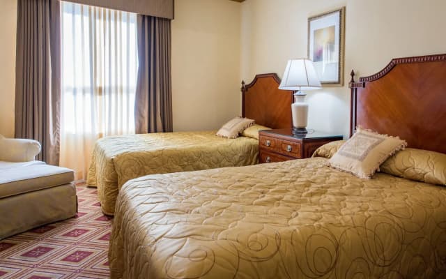 Embassy Hotel - photo 4