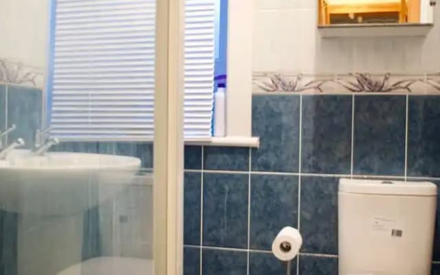 Newly Refurbed Home With Free Parking - photo 5