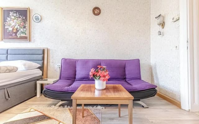 Stylish 2BR Apt Garden Modern Comforts - photo 4