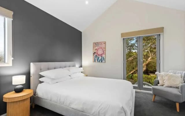 Chic 2-bed Home By Bustling Shops - photo 4