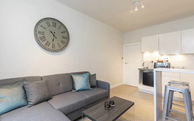 Imperial Suite in Swiss Cottage - photo 4