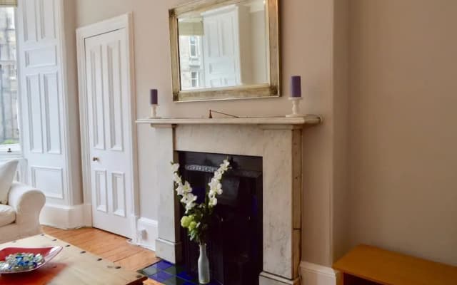 Central 2 Bedroom Flat - photo 2