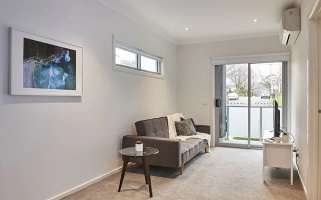 Bright and Updated 1 Bedroom Apartment - photo 2