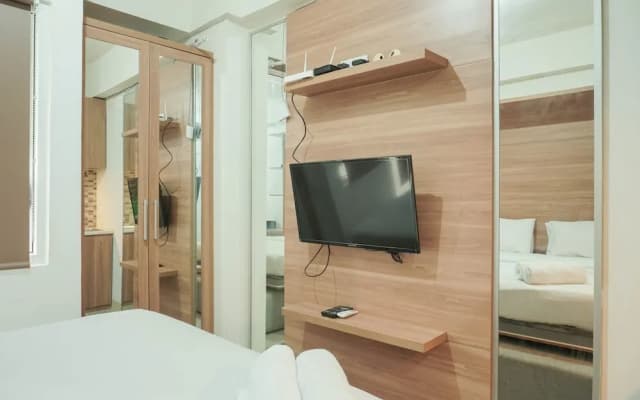 Lovely and Strategic Studio at Green Pramuka Apartment - photo 4