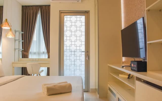 Fancy And Nice Studio At Ciputra World 2 Apartment - photo 5