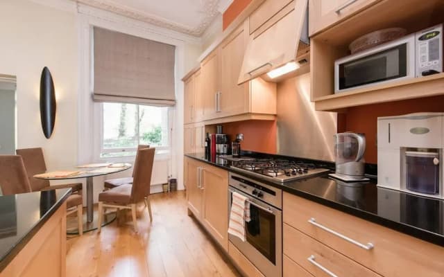 Inviting 1BD Hideaway Kensington Olympia! - photo 4