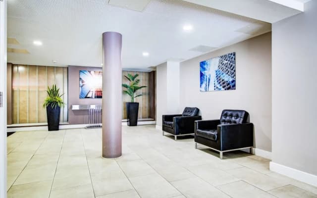 Modern Greenwich Flat With Parking - photo 2