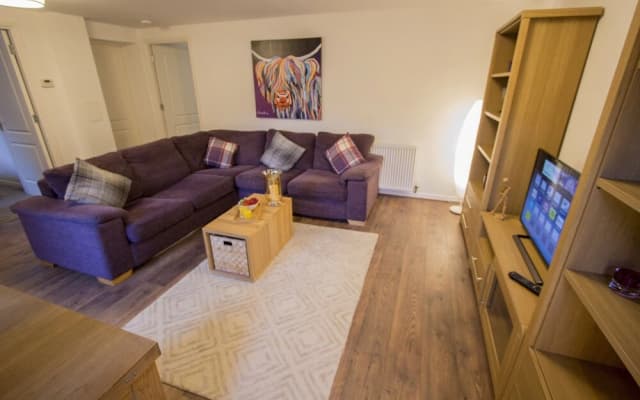This fantastic 3 bed ground floor apartment has private parking too! - photo 5