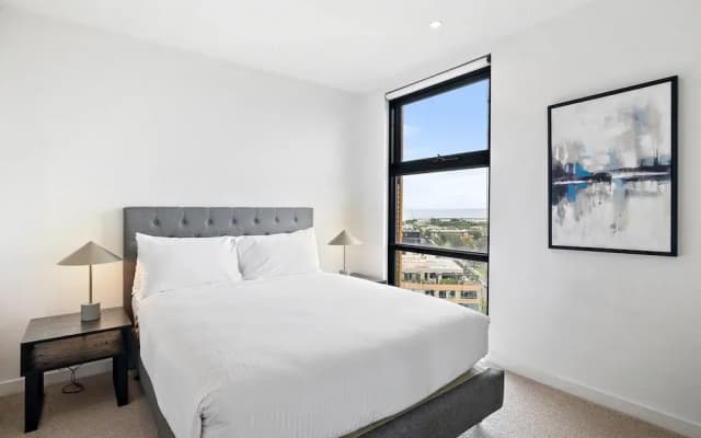 Renovated 2-bed Apartment With Balcony - photo 3