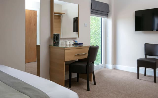 Best Western Northfields Ealing Hotel-Opposite Northfield Station -Piccadilly line - photo 3