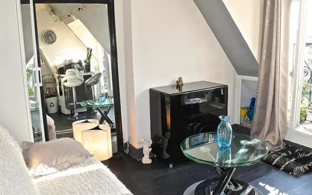 Charming Studio With Two Balconies - photo 3