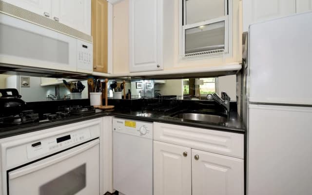 Charming 3-bedroom Apartment in Midtown West - photo 3