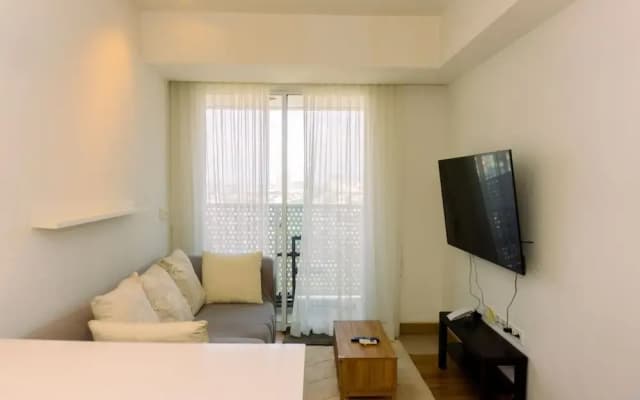 Spacious 1BR with Japandi Design at West Vista Apartment By Travelio - photo 2