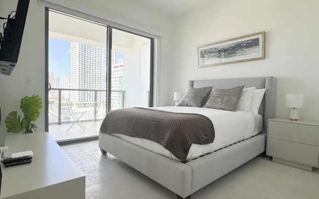 Luxury 3BR with Private Rooftop - photo 2