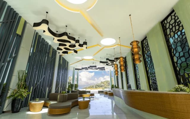 Crest Resort & Pool Villas - photo 2