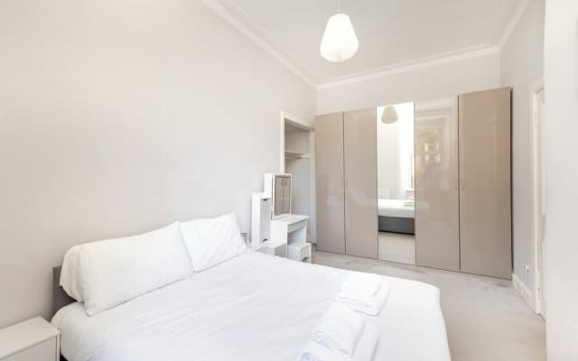 Elegant 2-Bed Flat with Edinburgh Charm - photo 4