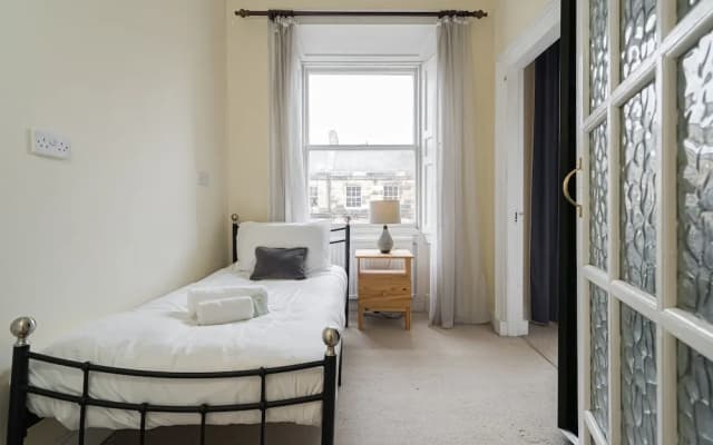 Spacious 3BR New Town Apartment - photo 4