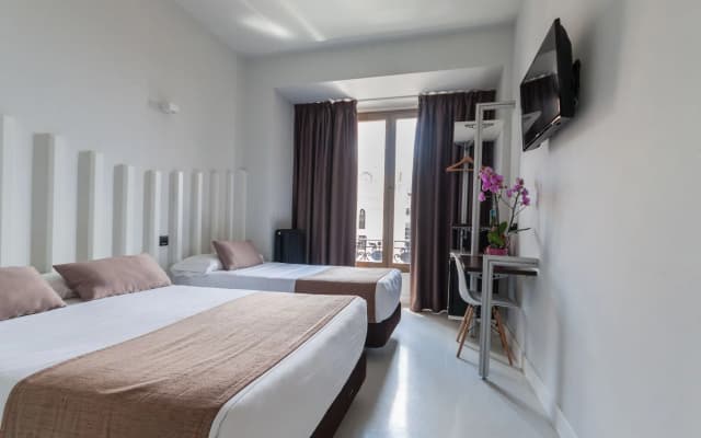 Hostal Charlotte - photo 2