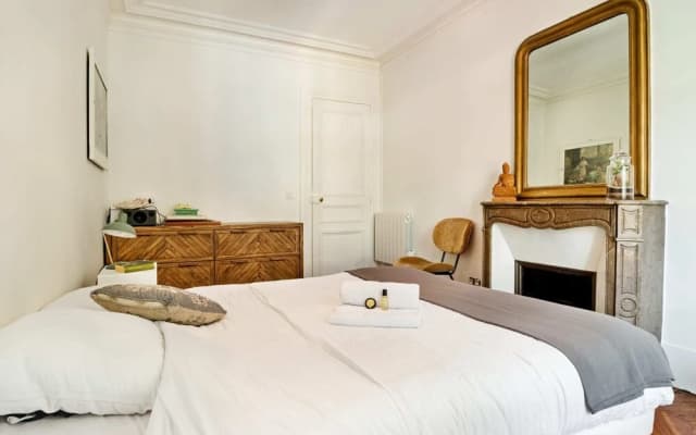 Beautiful Apartment in the Center of Paris on the Island of the City - photo 2