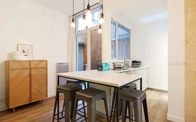 Chic & Contemporary Apartment With Two Bedroom - photo 2
