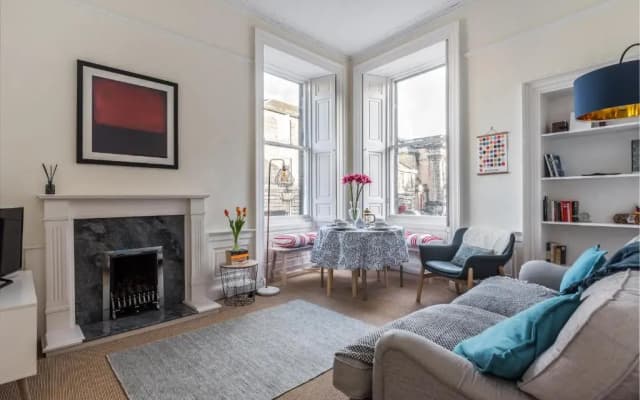 Charming, Central & Spacious Georgian 3 bed APT - photo 3