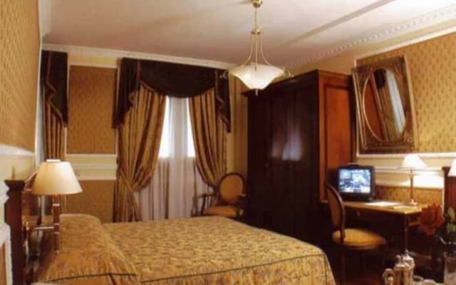Champagne Palace Hotel - photo 3