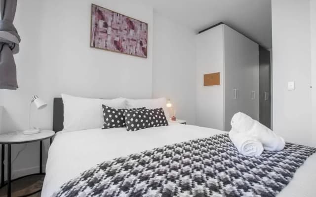New Renovated & Cozy Apt Closes To Southern Cross - photo 2