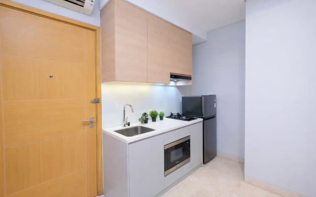 White Tone 2Br With City View At Capitol Suites Apartment - photo 4