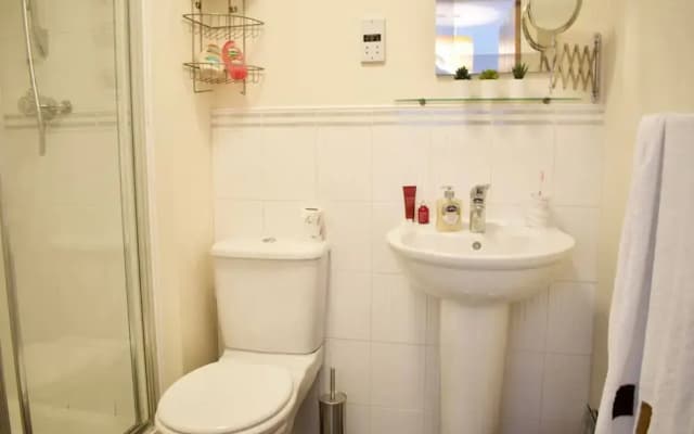Spacious 3 Bed Apartment in Central Location - photo 3