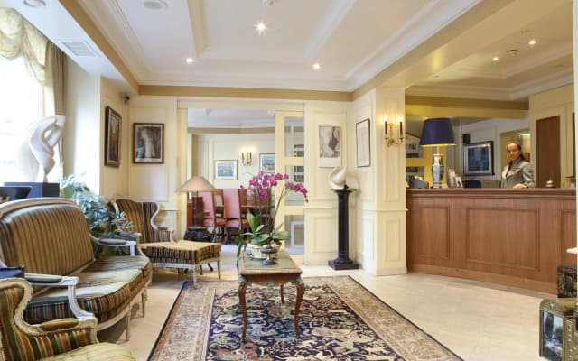 Queens Boutique Hotel - photo 2