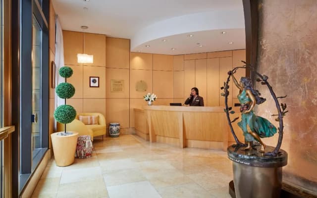 Orchard Garden Hotel - photo 2