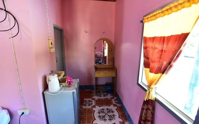 Lanta Danai Guesthouse - photo 2