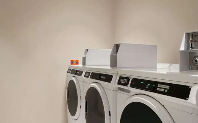 La Quinta Inn & Suites Orlando Idrive Theme Parks - photo 4