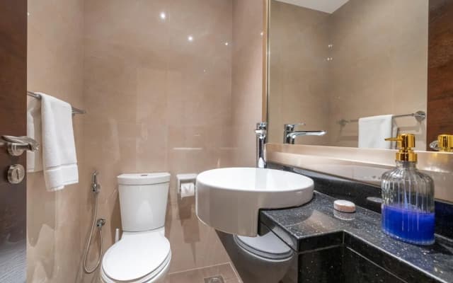 Whitesage - Spacious Apartment With Balcony Near Metro Station - photo 2