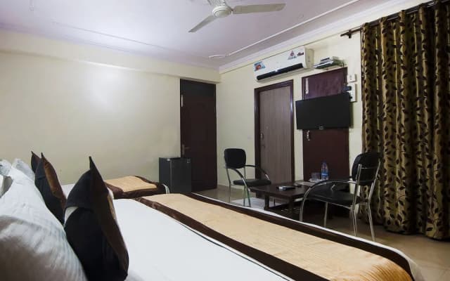 OYO 28126 Charanpahari Hotel - photo 3