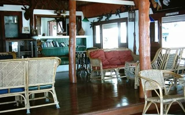 Lighthouse Bungalows and Restaurant - photo 3
