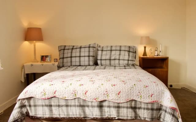 2 Bedroom Edinburgh Apartment - photo 2
