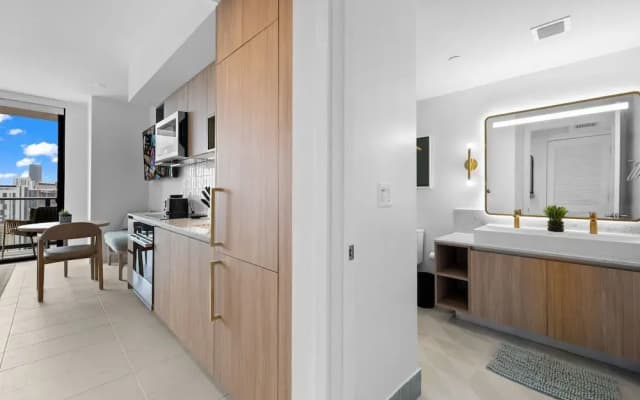 Elegant Studio with Panoramic City Views - photo 5