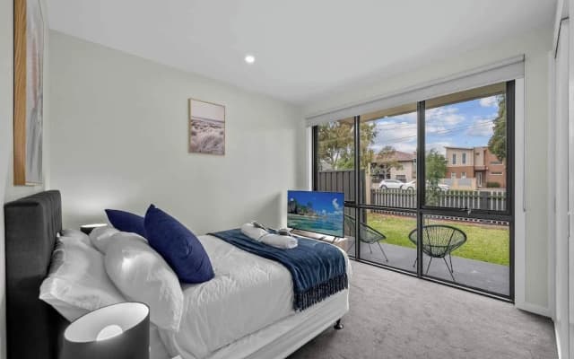 Luxurious 3-bedroom Townhouse in Charming Maidstone 7 KM TO CBD - photo 3
