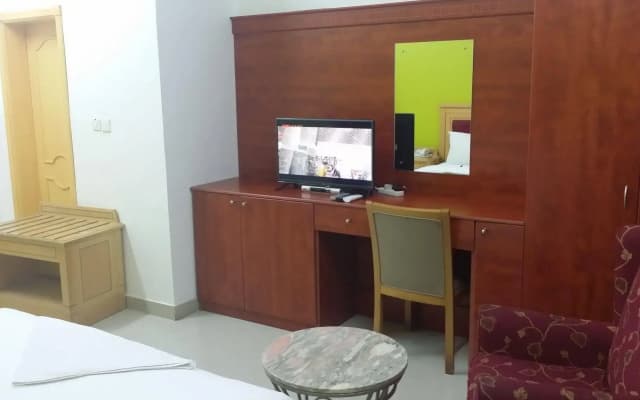 Savoy Inn Hotel - photo 4