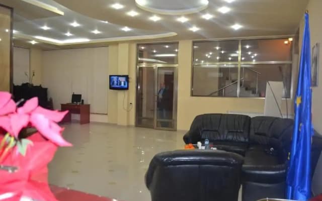 Aristocrat Hotel - photo 2