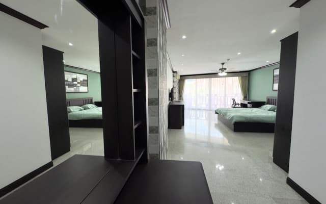 Spacious 2BR Condo - 3 Balconies & Green Views - photo 4