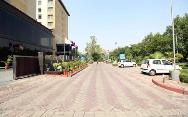The Golden Palms Hotel - photo 4