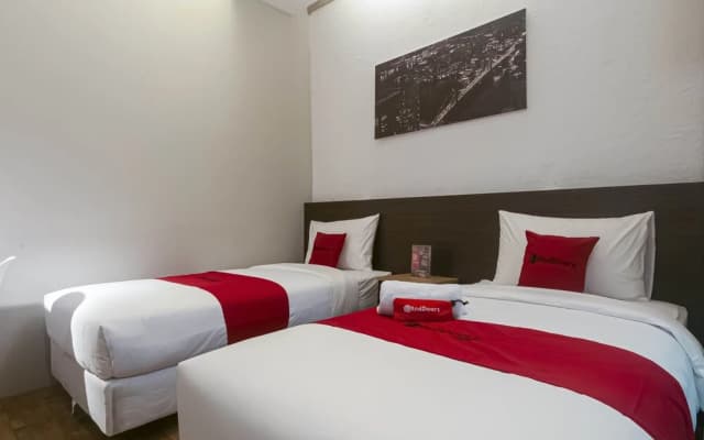 RedDoorz Plus near Gandaria City Mall 2 - photo 3