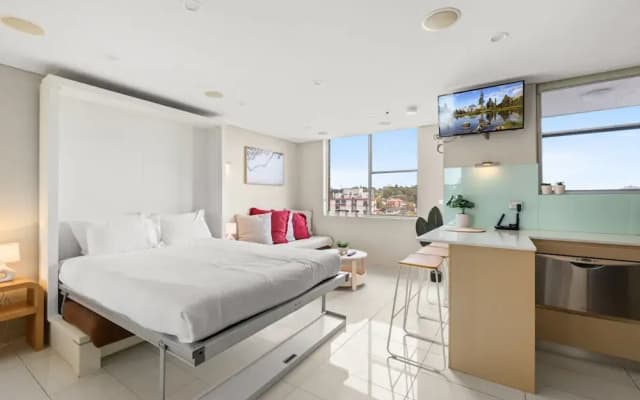 Bondi Studio Apartment With Pool & Rooftop Views - photo 2