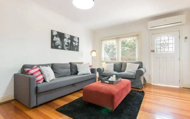 Hunter · Close to Smith St Courtyard + Parking - photo 4