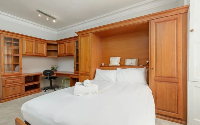 Classic Main Door Entry 2-bedroom New Town Apartment with Garden - photo 5
