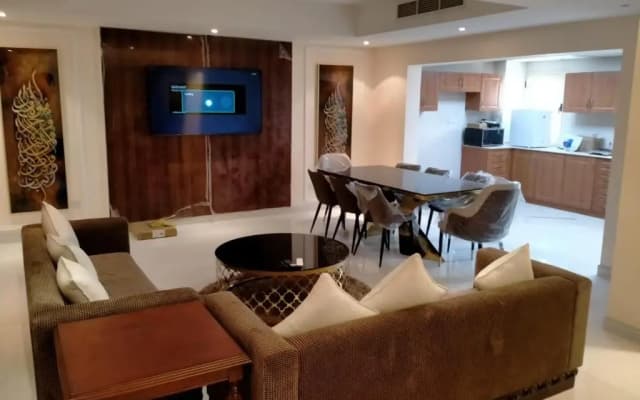 Al Hamra 4-Bedroom Luxury Villa Golf View - photo 2